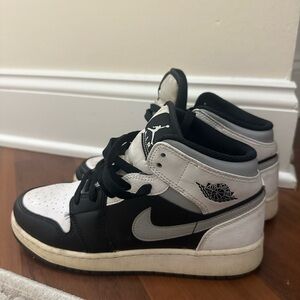 Jordan Women’s/Kids Black and White Sneakers Size 5.5Y Women’s Size 7